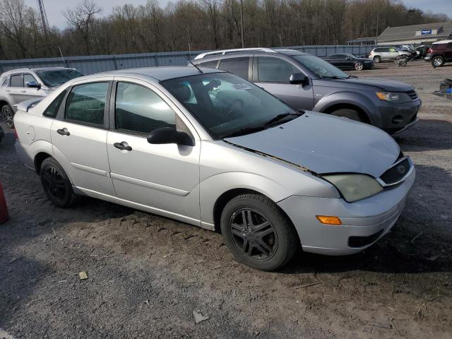 1FAFP34N85W153622 - 2005 FORD FOCUS ZX4 SILVER photo 4