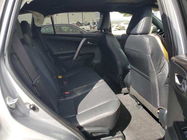 JTMNFREV8JD125996 - 2018 TOYOTA RAV4 SE 银色 照片 11