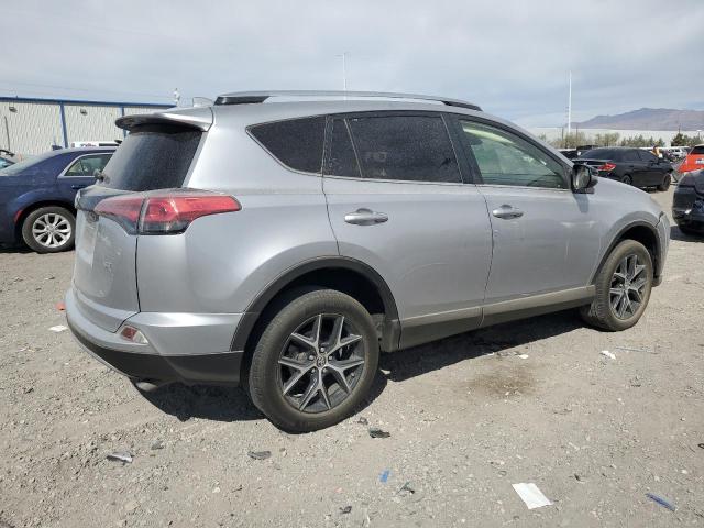 JTMNFREV8JD125996 - 2018 TOYOTA RAV4 SE 银色 照片 3