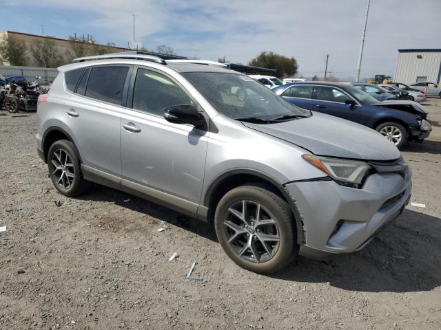 JTMNFREV8JD125996 - 2018 TOYOTA RAV4 SE 银色 照片 4