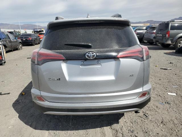 JTMNFREV8JD125996 - 2018 TOYOTA RAV4 SE 银色 照片 6