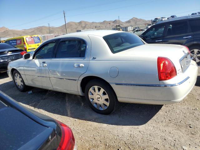 1LNHM83W93Y693027 - 2003 LINCOLN TOWN CARTIER WHITE photo 2