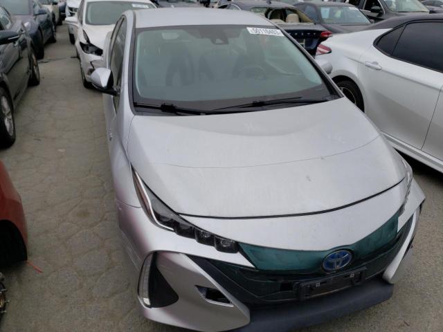 JTDKARFP8H3002913 - 2017 TOYOTA PRIUS PRIM 银色 照片 4