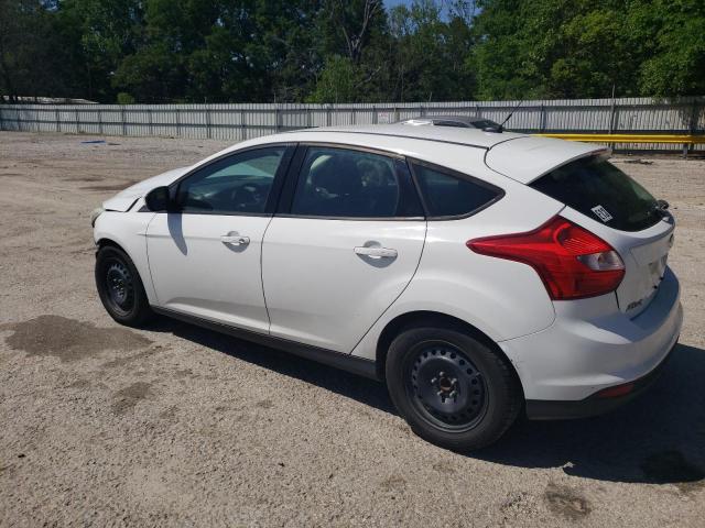 1FAHP3K2XCL470799 - 2012 FORD FOCUS SE WHITE photo 2