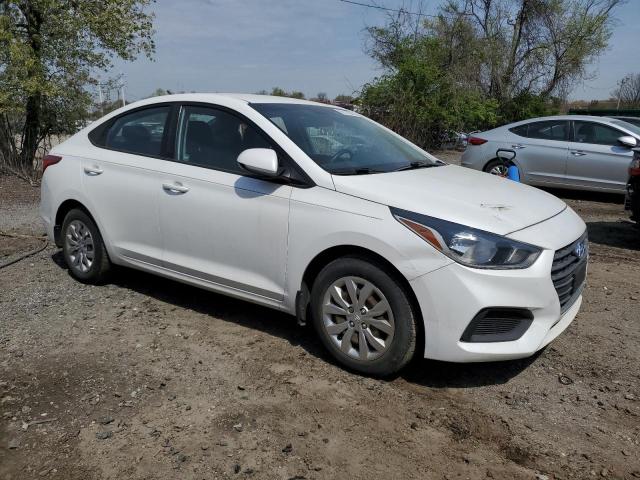 3KPC24A34JE028366 - 2018 HYUNDAI ACCENT SE WHITE photo 4