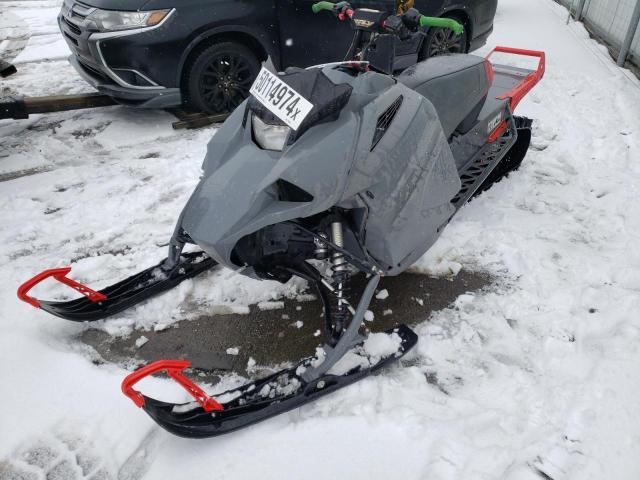 4UF1S2JH3NT100493 - 2022 ARCT SNOWMOBILE GRAY photo 2