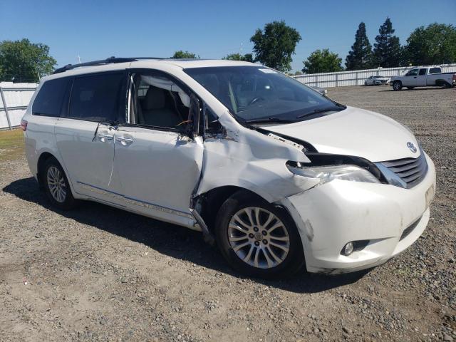 5TDYK3DC0FS633154 - 2015 TOYOTA SIENNA XLE WHITE photo 4