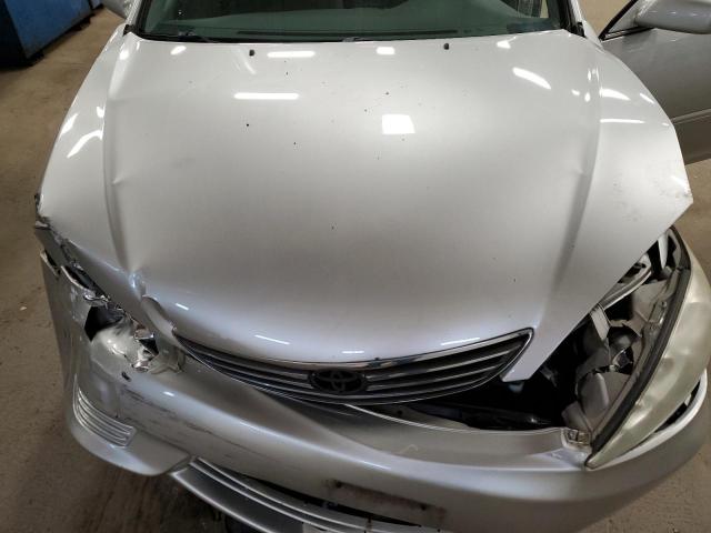 4T1BE30K95U082044 - 2005 TOYOTA CAMRY LE SILVER photo 11