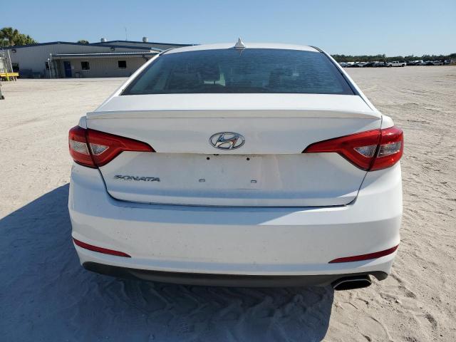 5NPE24AF8FH228060 - 2015 HYUNDAI SONATA SE WHITE photo 6