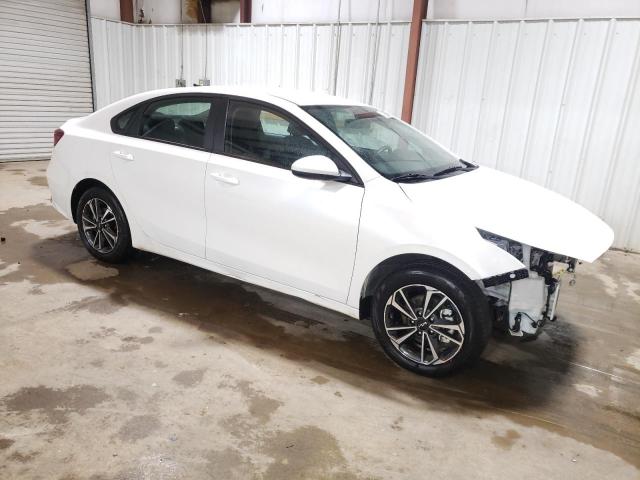 3KPF24AD2RE732891 - 2024 KIA FORTE LX WHITE photo 4