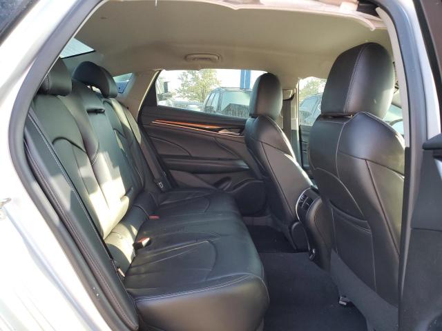 1G4ZP5SSXJU145115 - 2018 BUICK LACROSSE ESSENCE ვერცხლისფერი ფოტო 10