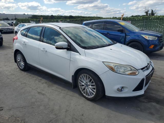 1FAHP3M27CL254714 - 2012 FORD FOCUS SEL WHITE photo 4