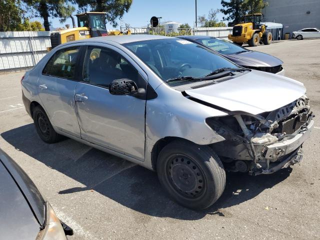 JTDBT923571126919 - 2007 TOYOTA YARIS GRAY photo 4