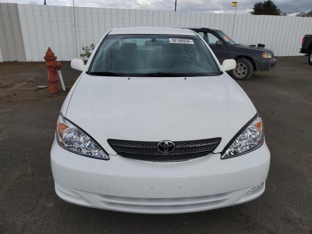 JTDBE32K340255161 - 2004 TOYOTA CAMRY LE WHITE photo 5