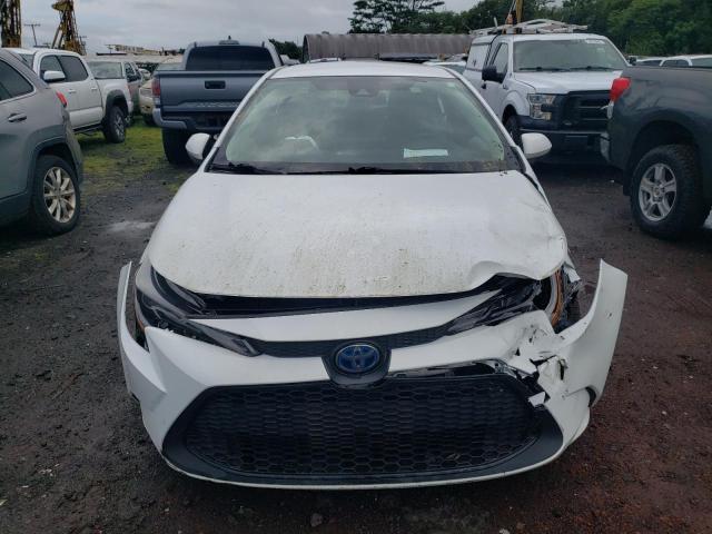 JTDEAMDE1MJ009161 - 2021 TOYOTA COROLLA LE WHITE photo 5