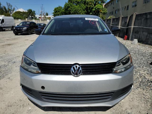 3VW2K7AJ5DM282333 - 2013 VOLKSWAGEN JETTA BASE فضي صورة 5