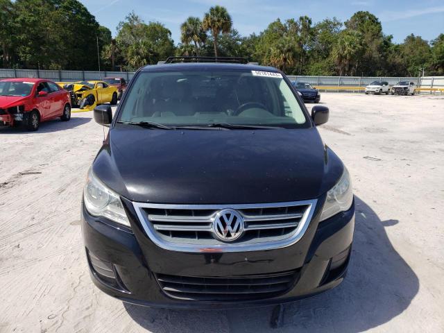 2C4RVABG7CR152022 - 2012 VOLKSWAGEN ROUTAN SE BLACK photo 5