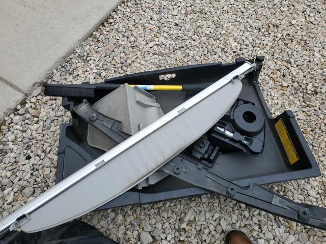 JTDKN3DU5B0261166 - 2011 TOYOTA PRIUS WHITE photo 12