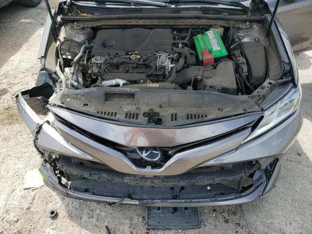 4T1B11HK8JU085726 - 2018 TOYOTA CAMRY L SILVER photo 11