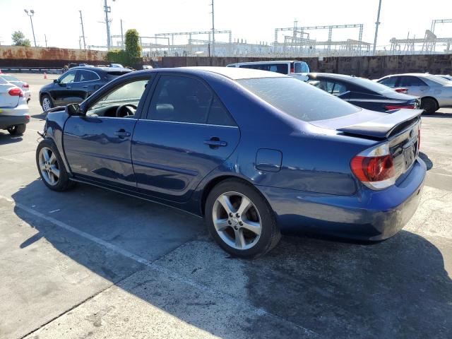 4T1BA32K65U509088 - 2005 TOYOTA CAMRY SE BLUE photo 2