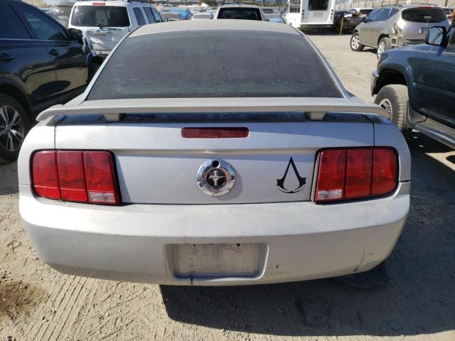 1ZVFT80N955124920 - 2005 FORD MUSTANG SILVER photo 6