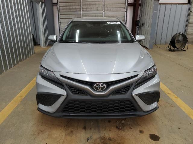 4T1G11AK8RU909218 - 2024 TOYOTA CAMRY SE NIGHT SHADE GRAY photo 5