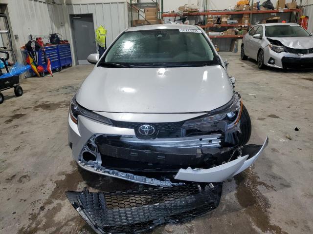 5YFEPMAE4NP383697 - 2022 TOYOTA COROLLA LE SILVER photo 5