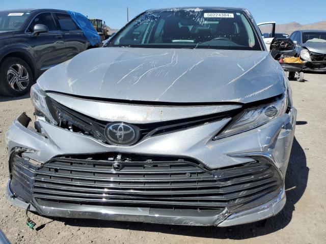 4T1FZ1AK1NU063805 - 2022 TOYOTA CAMRY XLE SILVER photo 5