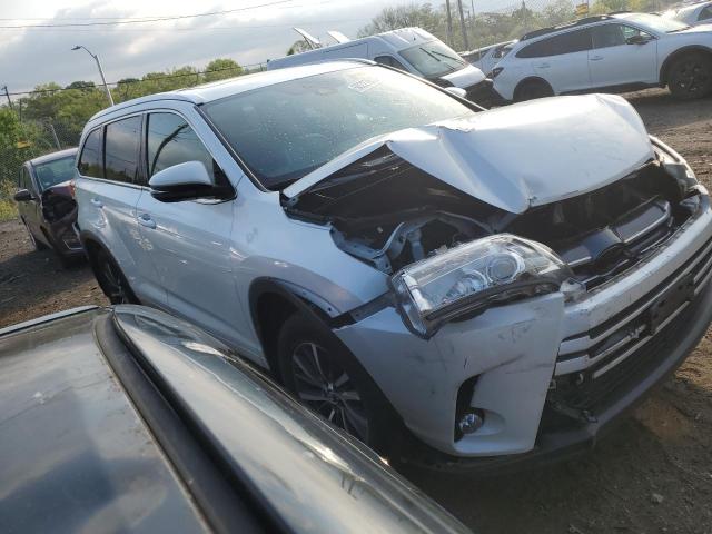 5TDJZRFH1HS456013 - 2017 TOYOTA HIGHLANDER SE WHITE photo 4