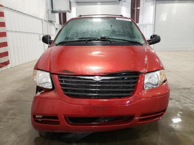 1C4GP45R25B352131 - 2005 CHRYSLER TOWN & COU წითელი ფოტო 5