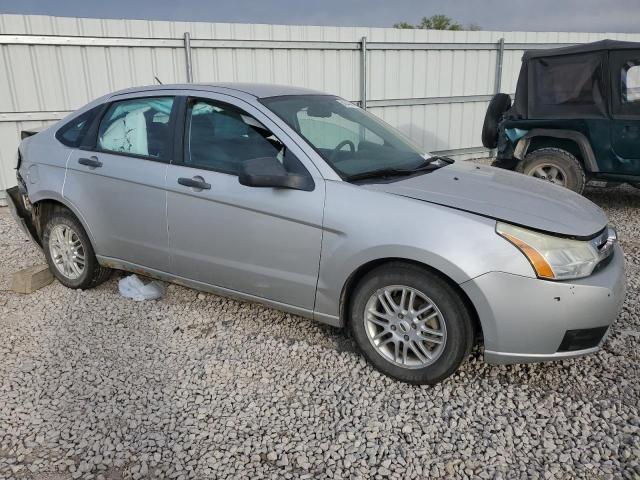 1FAHP35NX9W174811 - 2009 FORD FOCUS SE GRAY photo 4