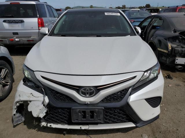 4T1BZ1HK0JU003058 - 2018 TOYOTA CAMRY XSE WHITE photo 5