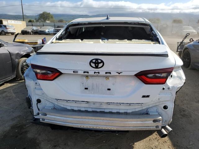 4T1T11AK1RU226548 - 2024 TOYOTA CAMRY SE NIGHT SHADE WHITE photo 6