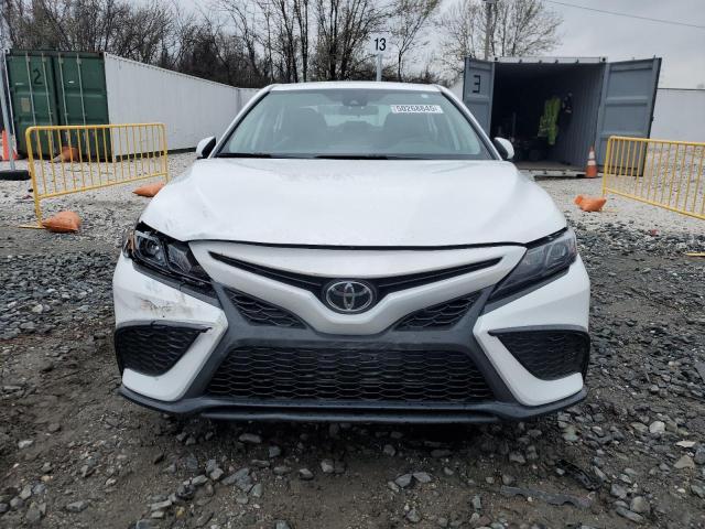 4T1G11AK1PU790585 - 2023 TOYOTA CAMRY SE NIGHT SHADE WHITE photo 5