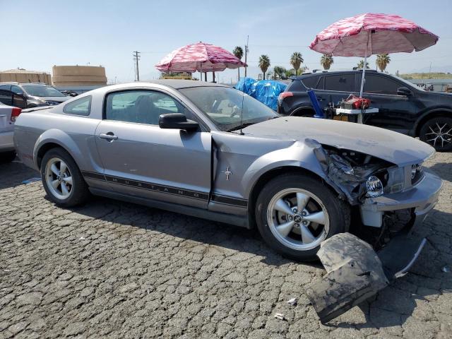 1ZVFT80N075240154 - 2007 FORD MUSTANG SILVER photo 4