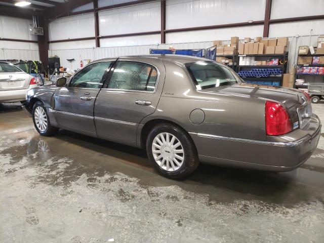 1LNHM81W34Y688913 - 2004 LINCOLN TOWN CAR EXECUTIVE GOLD photo 2