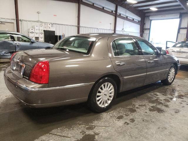 1LNHM81W34Y688913 - 2004 LINCOLN TOWN CAR EXECUTIVE GOLD photo 3