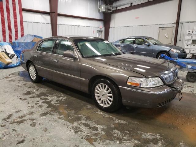 1LNHM81W34Y688913 - 2004 LINCOLN TOWN CAR EXECUTIVE GOLD photo 4