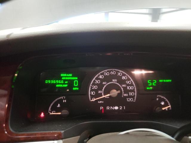 1LNHM81W34Y688913 - 2004 LINCOLN TOWN CAR EXECUTIVE GOLD photo 9