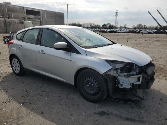 1FAHP3K2XCL457163 - 2012 FORD FOCUS SE SILVER photo 4