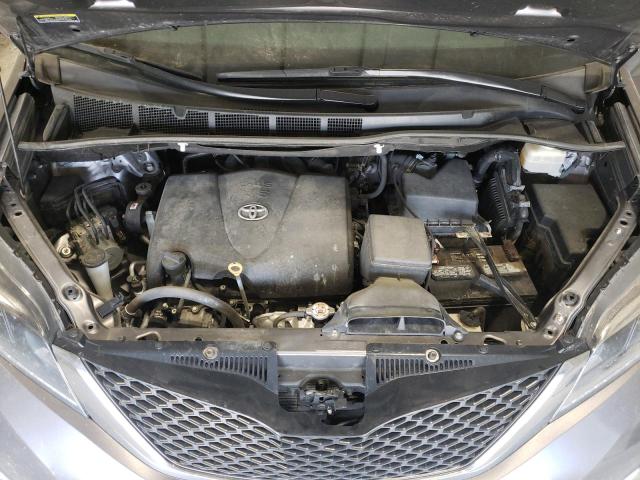 5TDXZ3DCXHS860121 - 2017 TOYOTA SIENNA SE GRAY photo 12