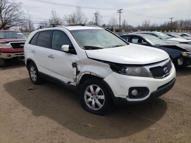 5XYKT4A14BG184855 - 2011 KIA SORENTO BASE WHITE photo 4