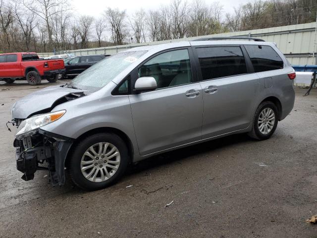 5TDYZ3DC9HS798649 - 2017 TOYOTA SIENNA XLE SILVER photo 1