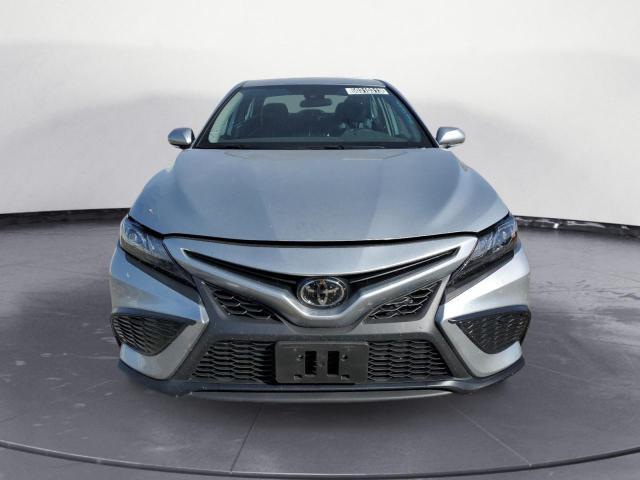 4T1G11AK6PU749787 - 2023 TOYOTA CAMRY SE NIGHT SHADE SILVER photo 5