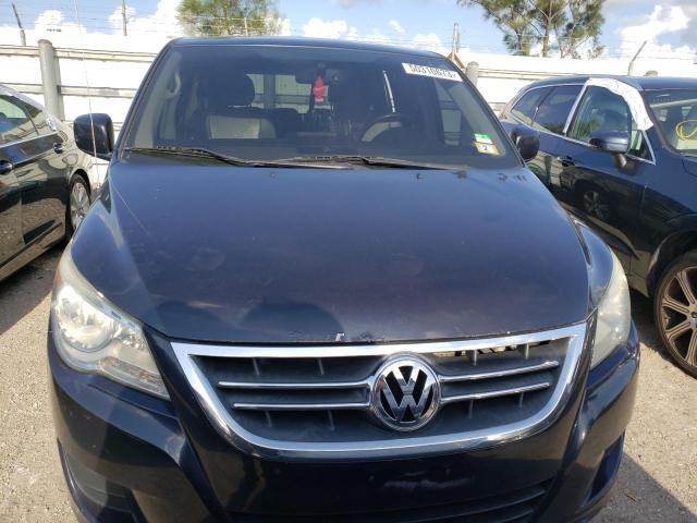 2V4RW3D10AR186677 - 2010 VOLKSWAGEN ROUTAN SE BLUE photo 5