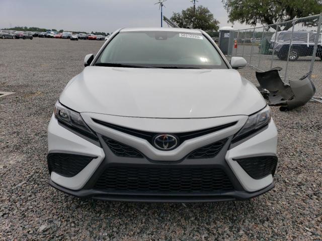 4T1G11AK2PU130989 - 2023 TOYOTA CAMRY SE NIGHT SHADE WHITE photo 5