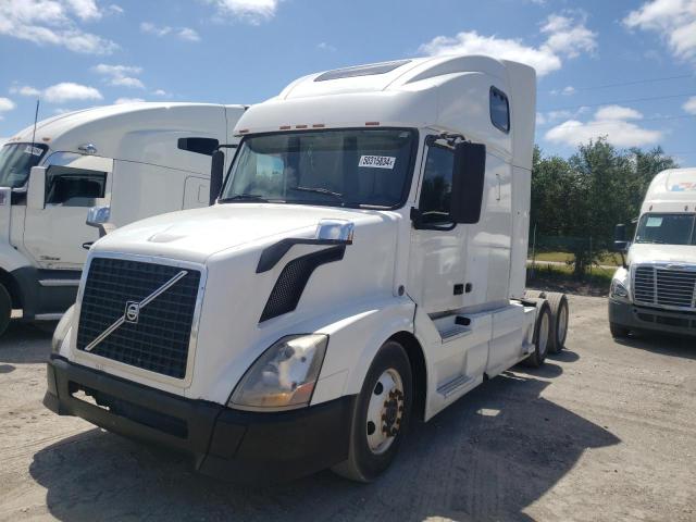 4V4NC9GH57N441752 - 2007 VOLVO VN VNL WHITE photo 2