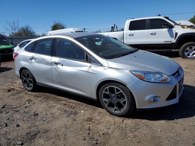 1FAHP3F28CL398995 - 2012 FORD FOCUS SE SILVER photo 4