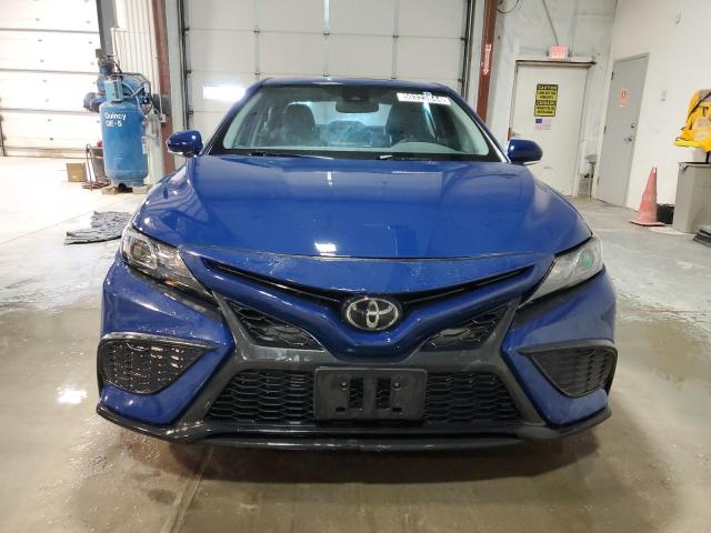 4T1T11AK4PU179111 - 2023 TOYOTA CAMRY SE NIGHT SHADE BLUE photo 5