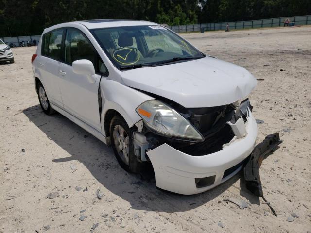 3N1BC13E49L365202 - 2009 NISSAN VERSA S/SL S WHITE photo 1